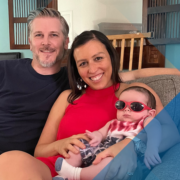 Image with a blue background and a portrait of Impella patient Andrea Iglesias and her family